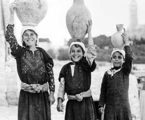 النساء الثلاثة